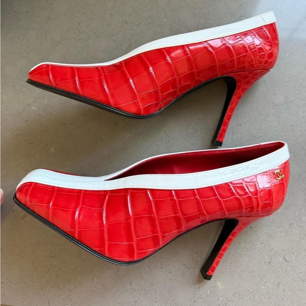 BNWT Chanel 26S Croc Embossed Patent Coral White Leather Pumps Shoes Size 37.5 - Picture 5 of 12